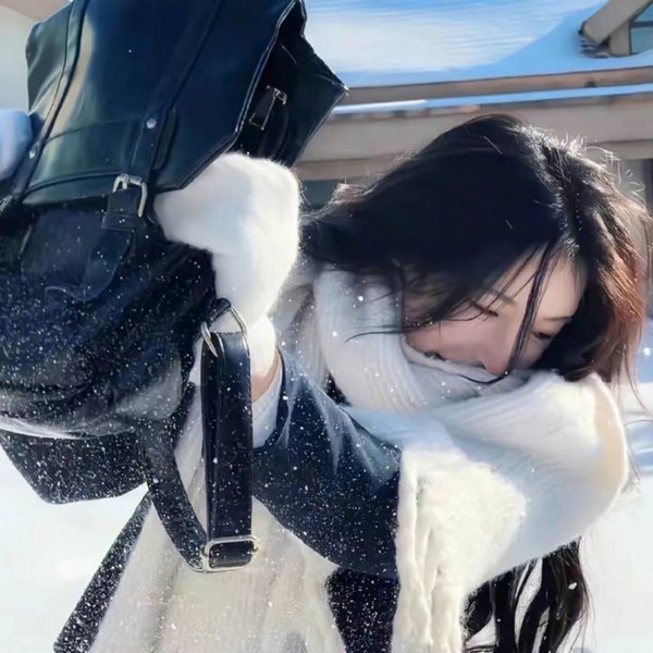 戴金色面具的男子